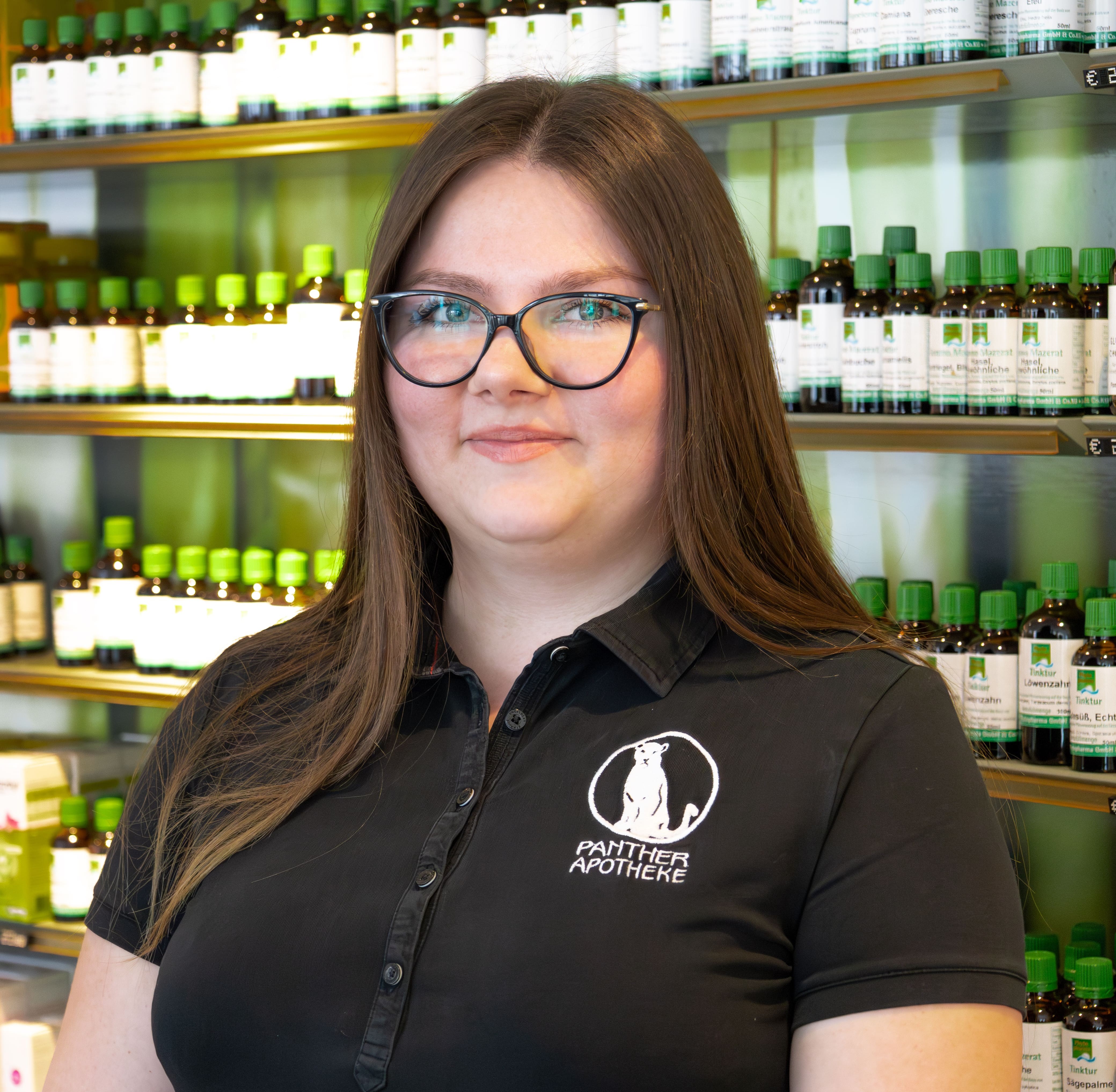 Porträt von Barbora Kovalova, stehend vor einem Produktregal.